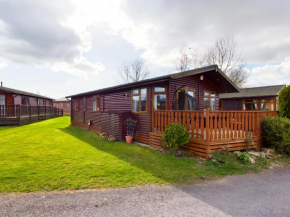 3 Bedroom Partial Lakeview Lodge - Ensuite & Balcony Deck